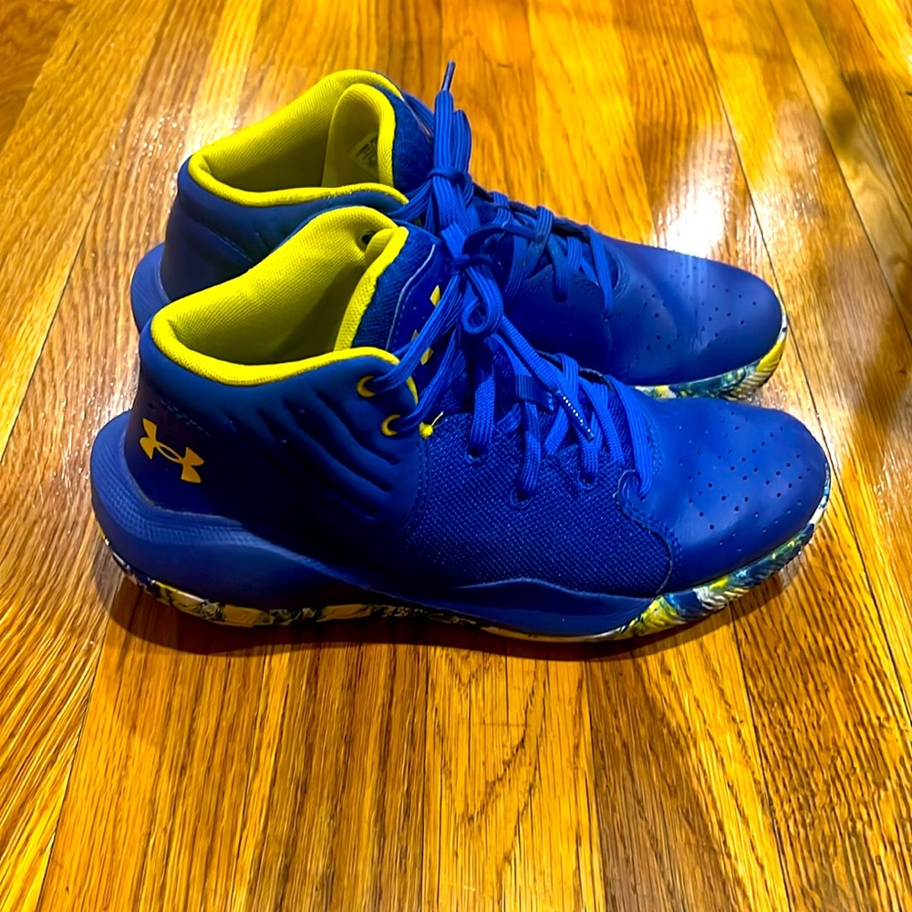 Kids Under Armor sneakers size 7Y no box